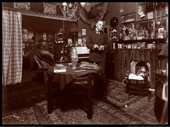 Will R. Barnes steht an einem Tisch in seinem Studio, 1903